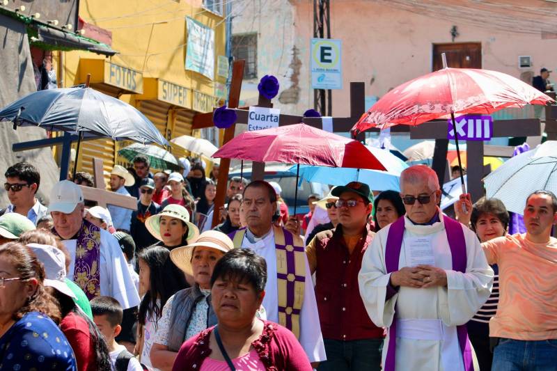 Arzobispo encabeza Viacrucis por las familias