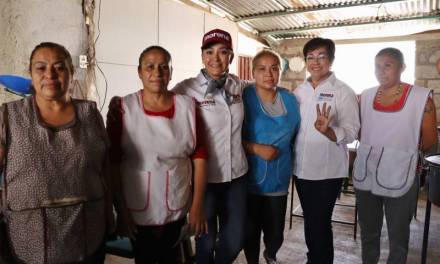 Mirna Rubio se compromete con comerciantes en Tlanalapa