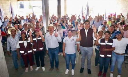Alma Elías continúa proselitismo en Nopala y Chapantongo