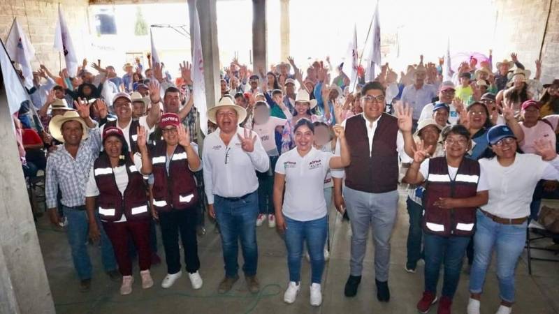 Alma Elías continúa proselitismo en Nopala y Chapantongo