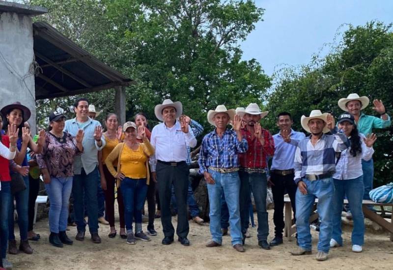Ubaldo González promete mejorar servicios básicos en San Bartolo Tutotepec