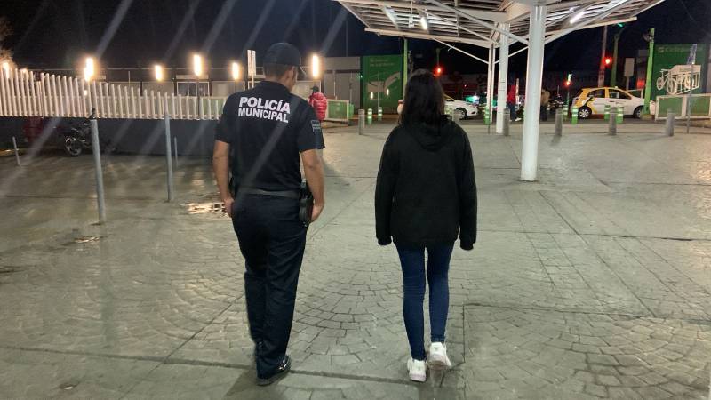 Policía auxilia a menor de edad para regresar a casa