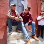 Jorge Reyes recorre barrios de Pachuca