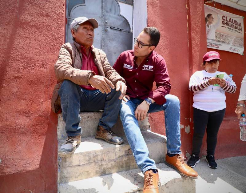 Jorge Reyes recorre barrios de Pachuca