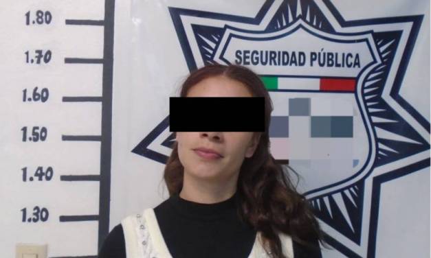 Mujer choca contra patrulla y deja herido a policía