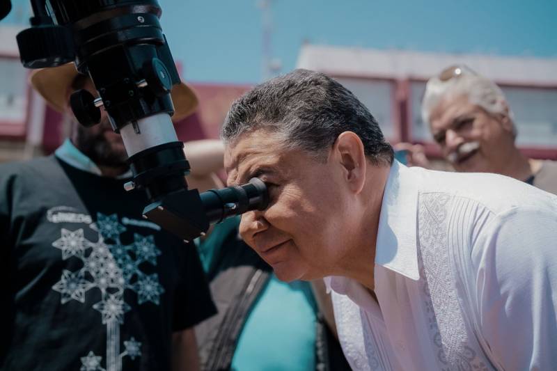 Julio Menchaca presenció el eclipse solar en Plaza Juárez