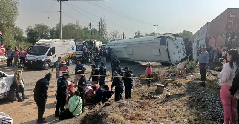 Tren impacta autobús: un muerto, 5 heridos y chofer prófugo
