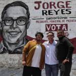 Jóvenes crean mural en apoyo a Jorge Reyes