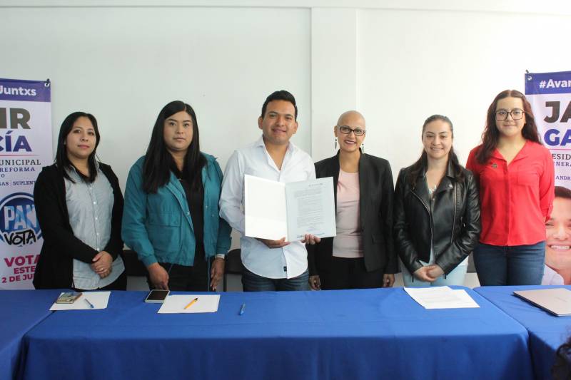 Jahir García, primer candidato que firma el Pacto por la Primera Infancia