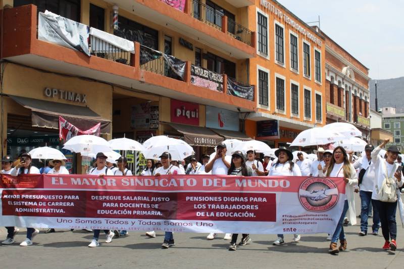 Marchan maestros y personal docente del SNTE en Pachuca