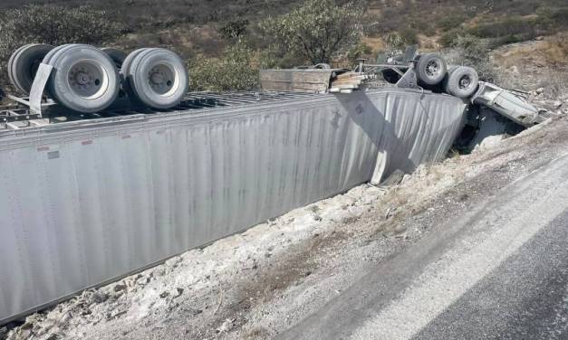 Vuelca tráiler en Huichapan; hay un herido