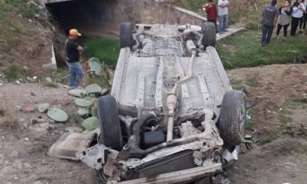 Muere hombre tras volcadura en carretera Pachuca-Actopan