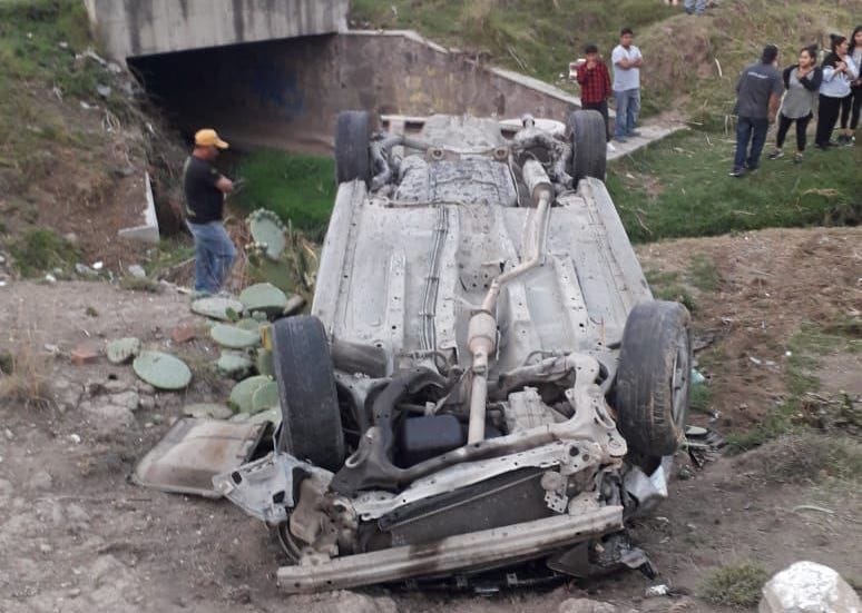 Muere hombre tras volcadura en carretera Pachuca-Actopan