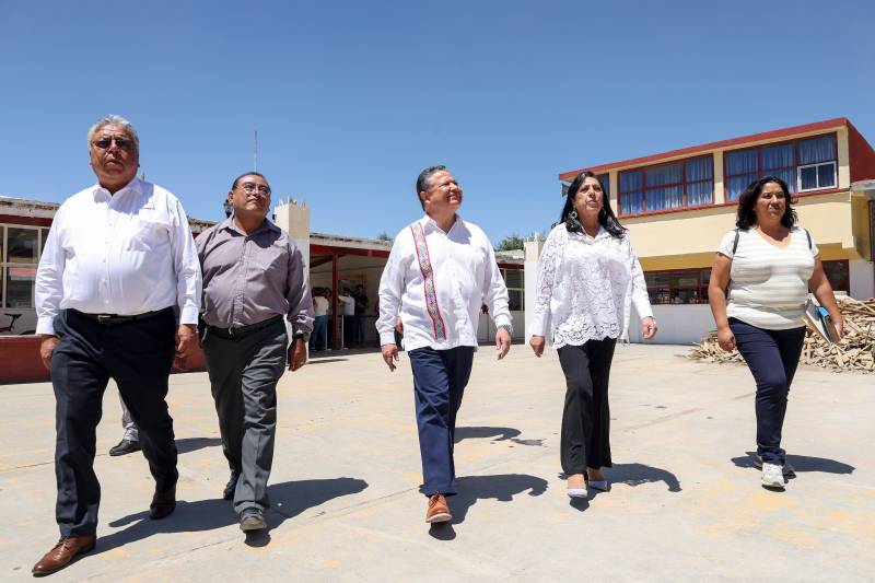 Gobernador recorre planteles educativos del Altiplano