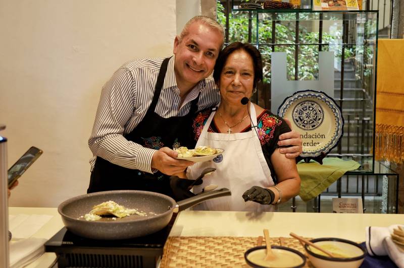 Sergio Baños promociona la chalupa pachuqueña en CDMX