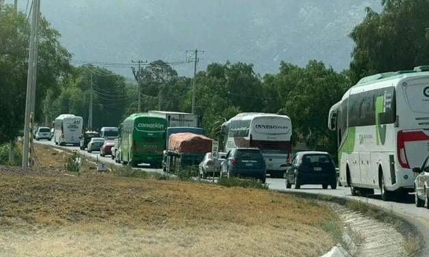 Agrícolas bloquean la carretera México-Laredo y generan caos