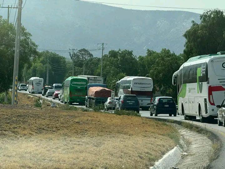 Agrícolas bloquean la carretera México-Laredo y generan caos