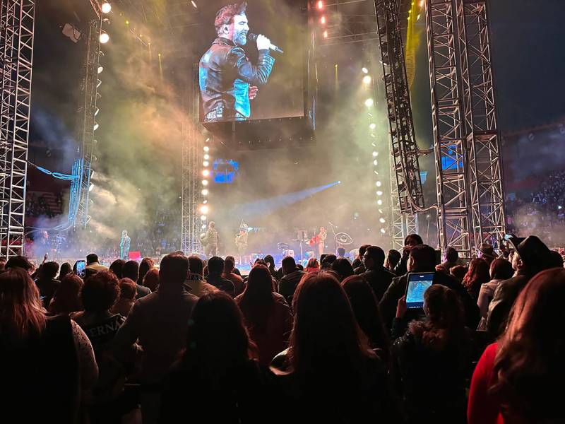 Alejandro Fernández se presentó ante 6 mil fans en Pachuca