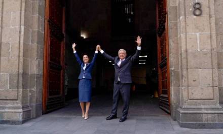 AMLO recibe a Sheinbaum en Palacio Nacional