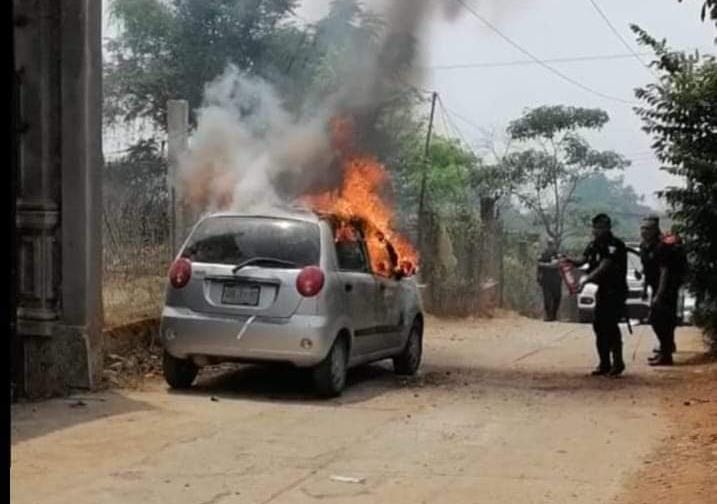 Incendian vehículo frente a casa de candidata en Huaulta