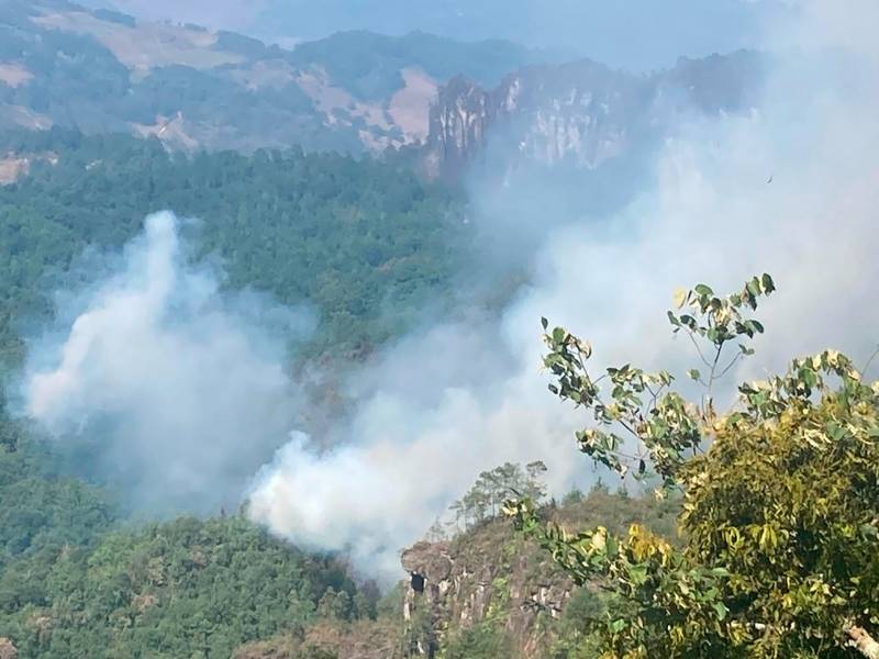 Combaten incendio en la región Otomí-Tepehua