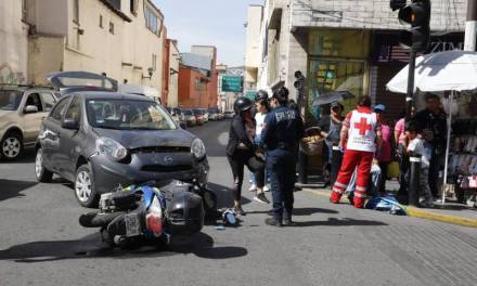 Mujer causa accidente vial en calles de Pachuca