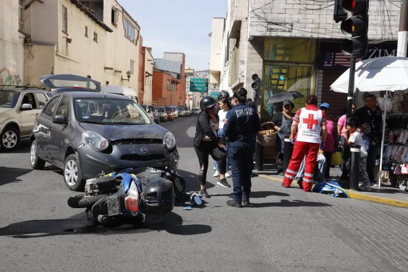 Mujer causa accidente vial en calles de Pachuca