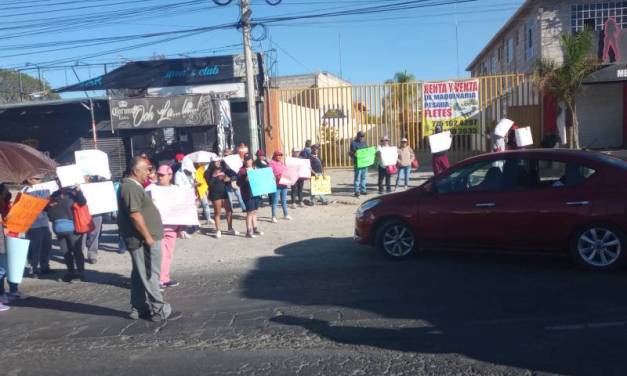 Pacientes del IMSS se manifiestan sobre la México-Pachuca