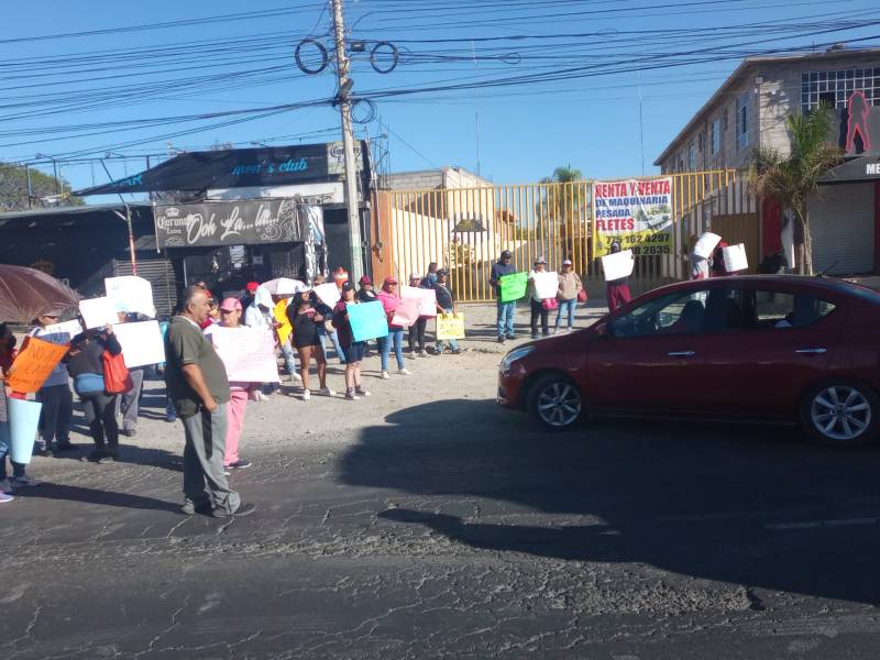 Pacientes del IMSS se manifiestan sobre la México-Pachuca