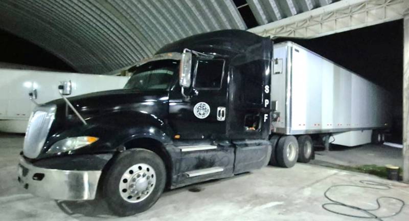 En operativo, recuperan tractocamión con productos robados en Epazoyucan