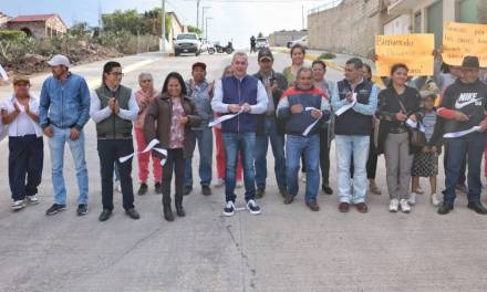 Entrega Sergio Baños pavimentaciones hidráulicas en La Loma