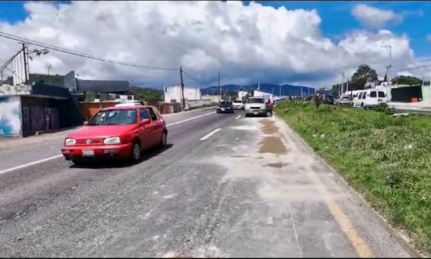 Pobladores de Tlaxiaca bachean la carretera México-Laredo
