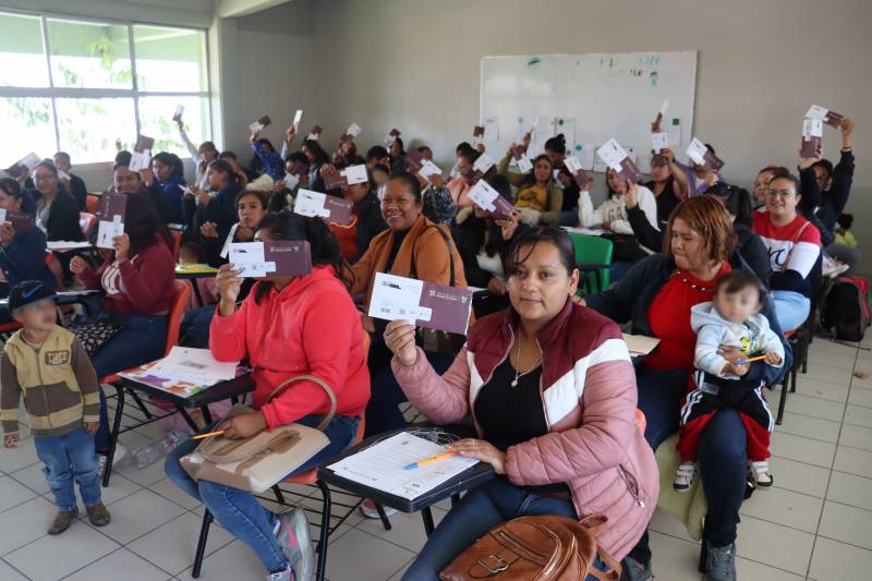 Avanza entrega de tarjetas de programas sociales