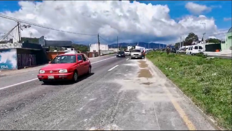 Pobladores de Tlaxiaca bachean la carretera México-Laredo