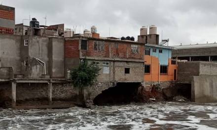 Vivienda en riesgo y socavón causan lluvias en Tula
