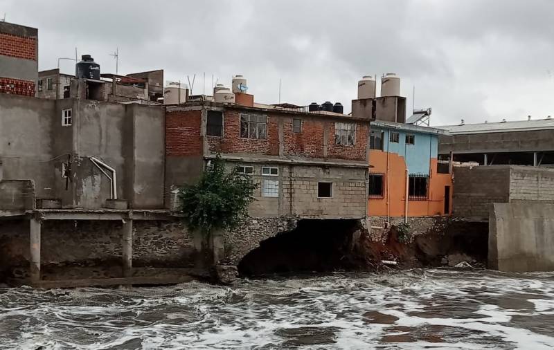 Vivienda en riesgo y socavón causan lluvias en Tula