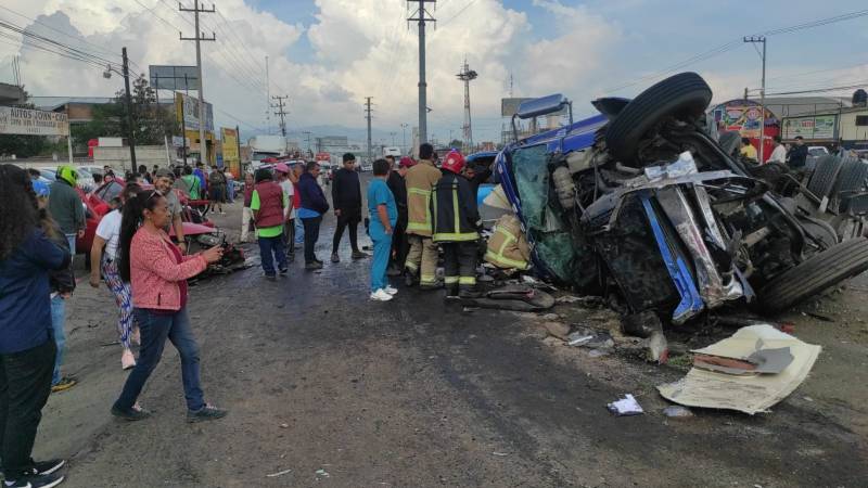 Tráiler se queda sin frenos y origina choque múltiple