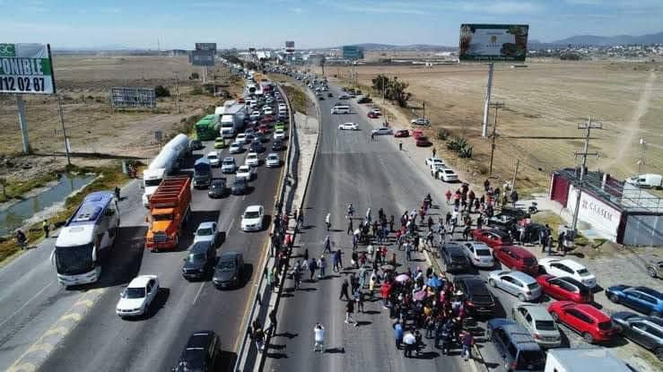 Piden mejoras en transporte; bloquean la México-Pachuca