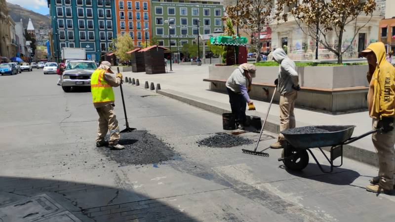 Municipio de Pachuca realiza bacheo en calles principales