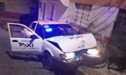 Roban taxi, lo chocan y abandonan en Pachuca