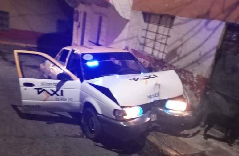 Roban taxi, lo chocan y abandonan en Pachuca