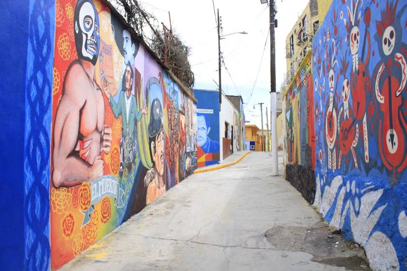 Transforman callejón de El Arbolito en arte mural