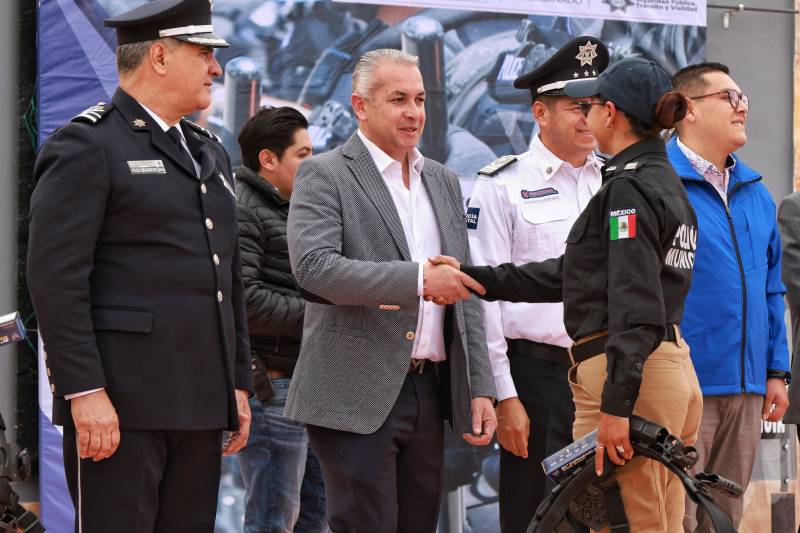 Sergio Baños entrega equipamiento a policía de Pachuca