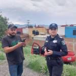 Auxilian en lengua de señas a joven accidentado