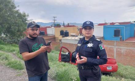 Auxilian en lengua de señas a joven accidentado