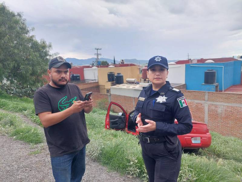 Auxilian en lengua de señas a joven accidentado