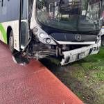 Se registra accidente entre Tuzobús y carro particular