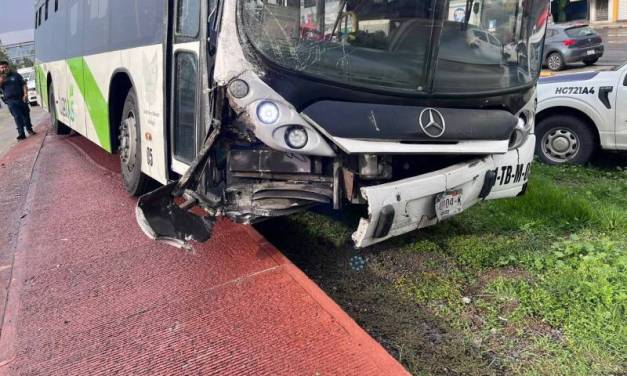 Se registra accidente entre Tuzobús y carro particular