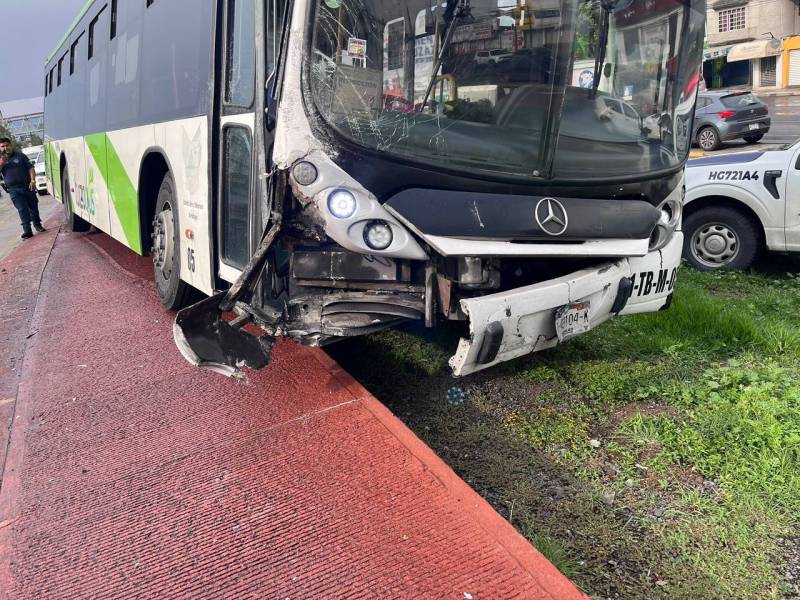 Se registra accidente entre Tuzobús y carro particular