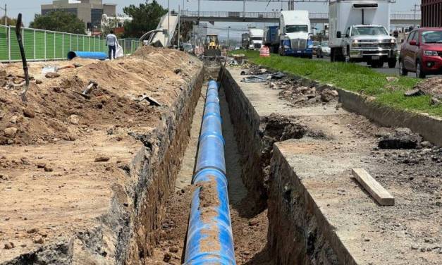 Sustituyen tubería en bulevar Santa Catarina